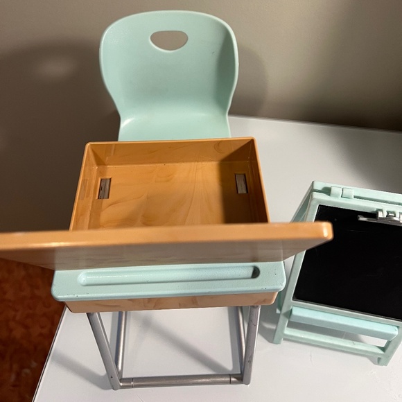 Our Generation Desk with notebook and a glitter girl Easel - Picture 3 of 4